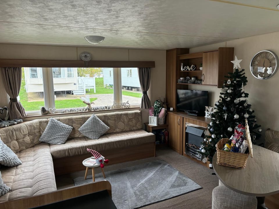 Tattershall Lakes Pet Friendly Hot Tub Breaks Campground/ 
RV Resort in Tattershall