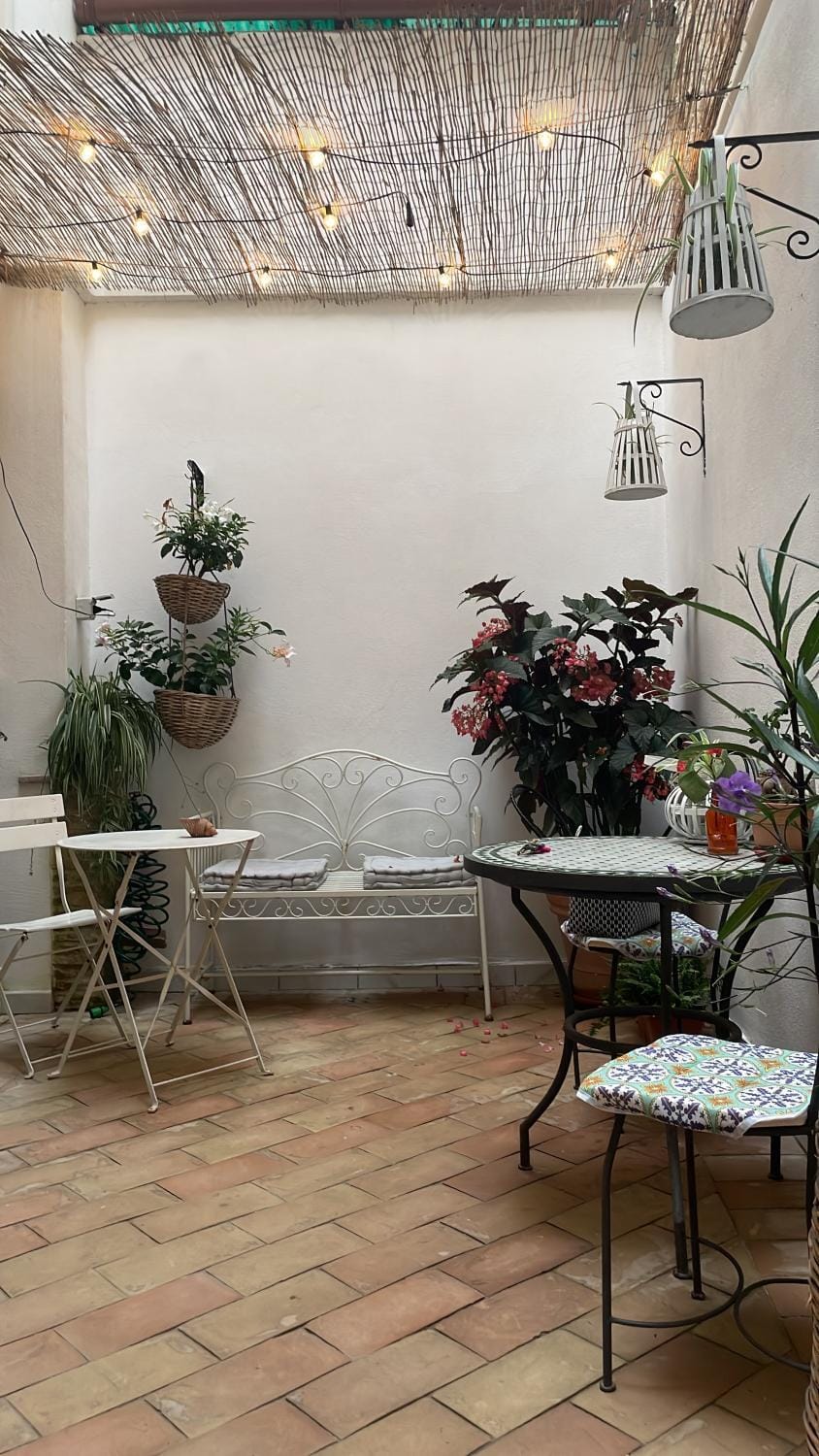 Seating area, Breakfast