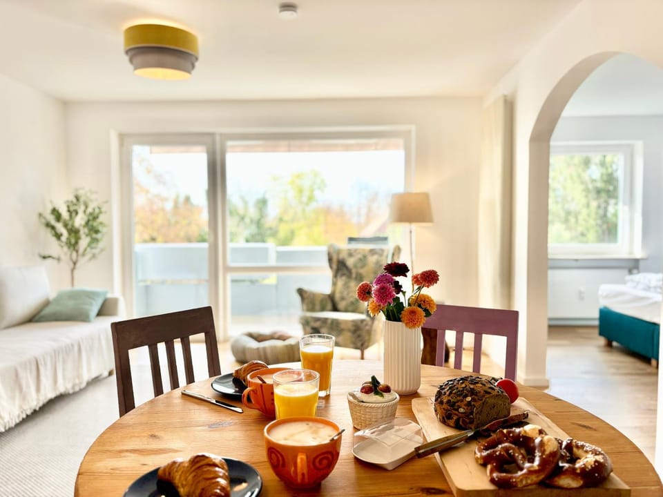 Living room, Photo of the whole room, Dining area, Food