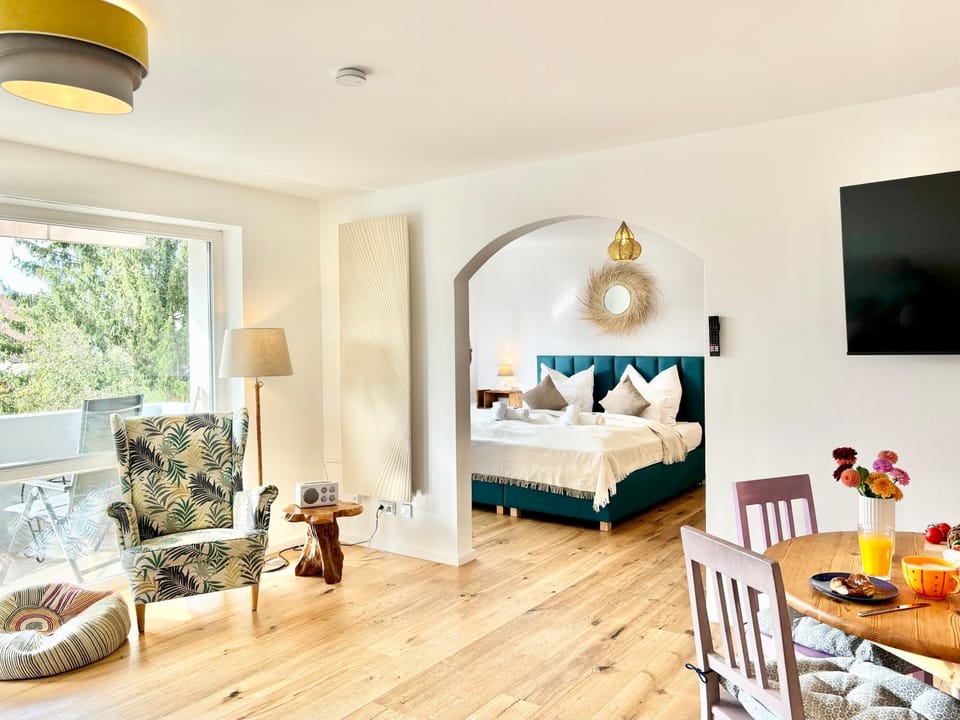 Bed, TV and multimedia, Living room, Photo of the whole room, Seating area, Dining area, Bedroom, Food, Garden view, Garden view