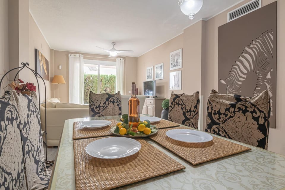 TV and multimedia, Living room, Seating area, Dining area, air conditioner