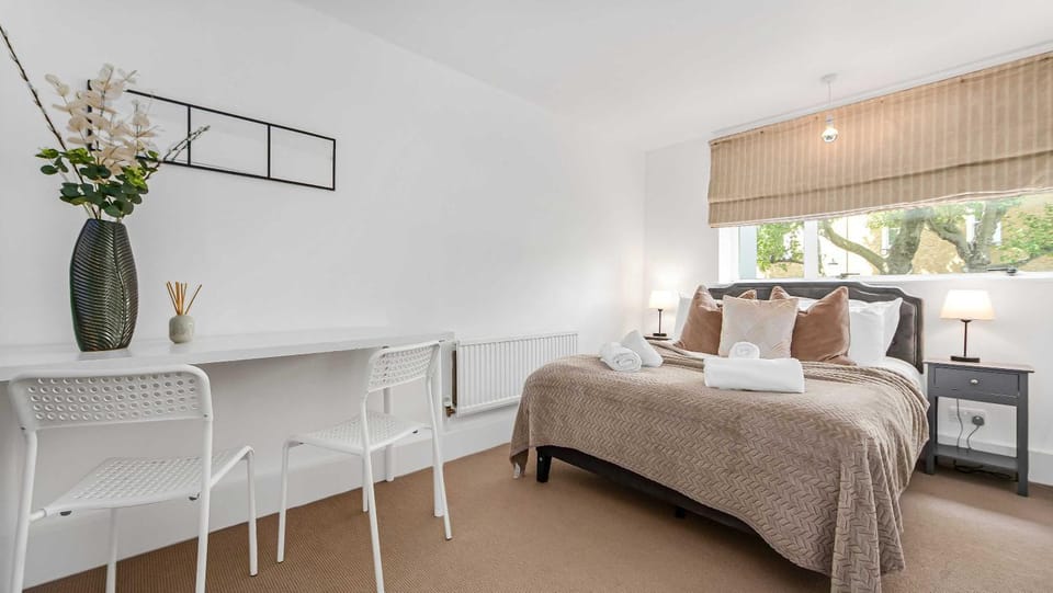 Lovely 3 Bedroom Apartment in Holland Park Apartment in City of Westminster