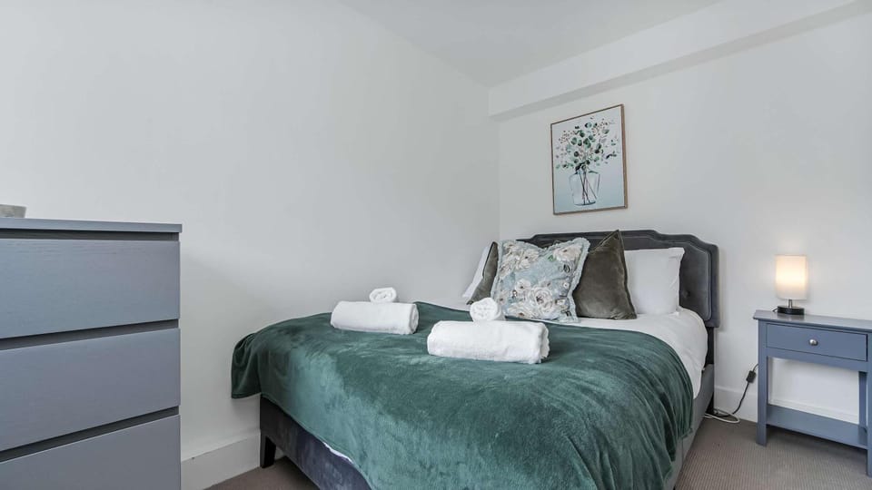 Lovely 3 Bedroom Apartment in Holland Park Apartment in City of Westminster