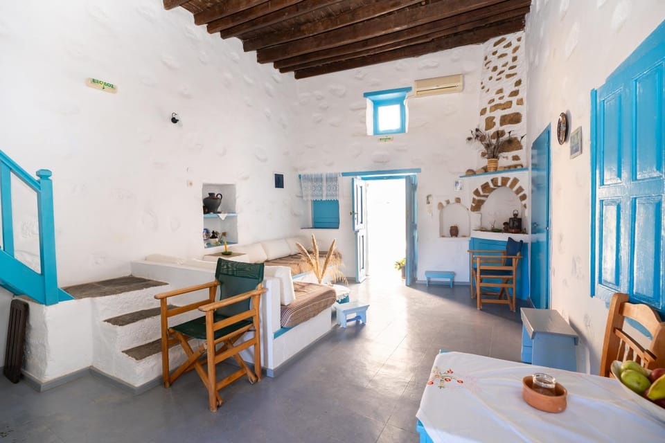 Bed, Living room, Photo of the whole room, Seating area, Bedroom, air conditioner