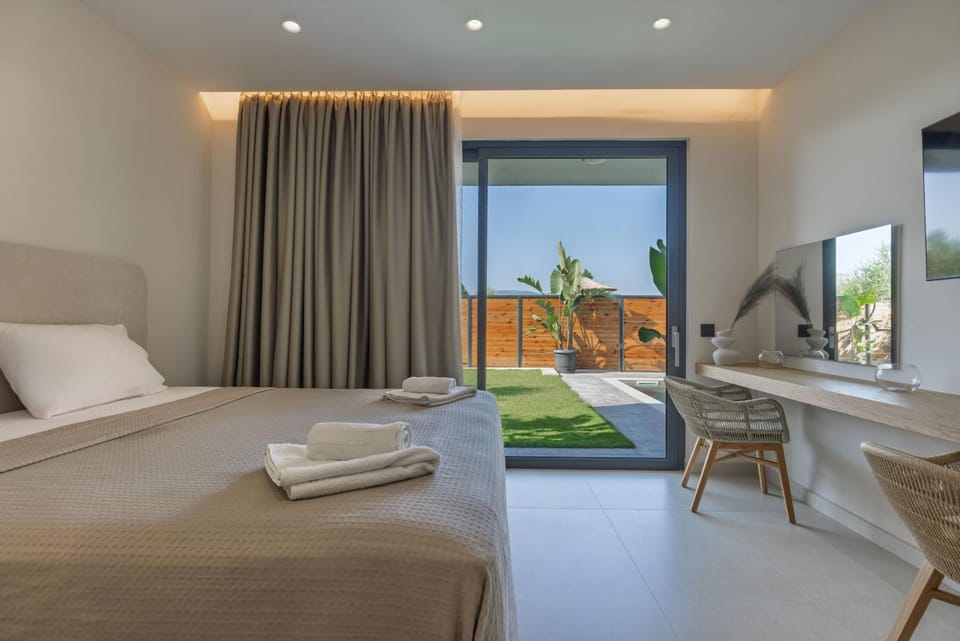 Bed, TV and multimedia, View (from property/room), Photo of the whole room, Bedroom, towels