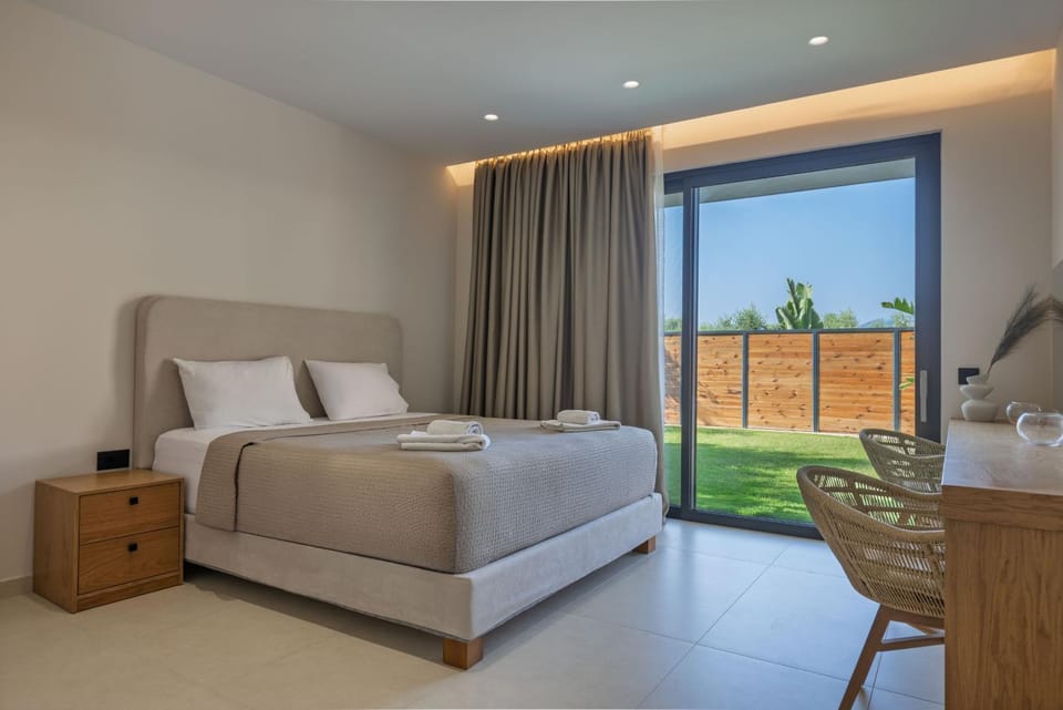 Bed, Photo of the whole room, Seating area, Bedroom