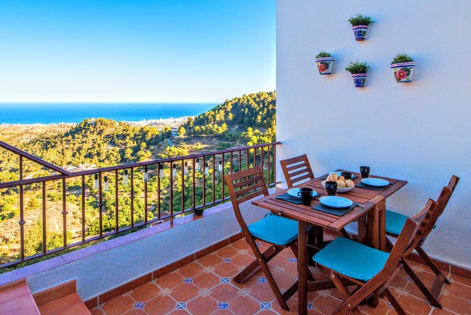 Natural landscape, View (from property/room), Balcony/Terrace, Dining area, Sea view