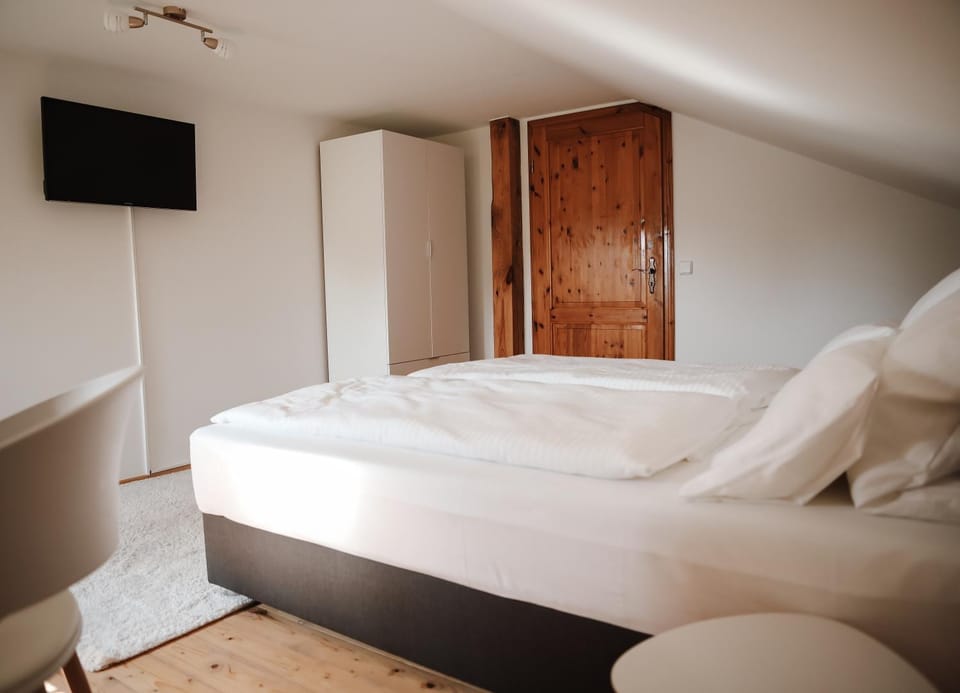 Bed, TV and multimedia, Photo of the whole room, Bedroom, wardrobe