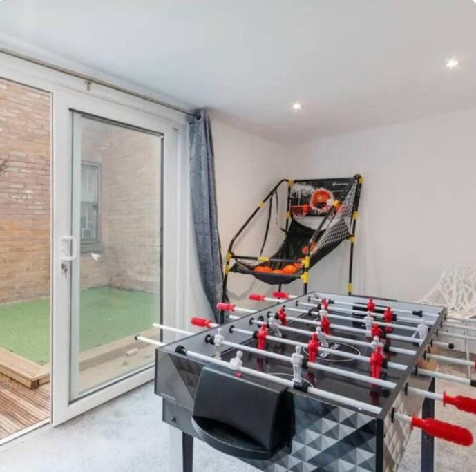 Game Room, Garden