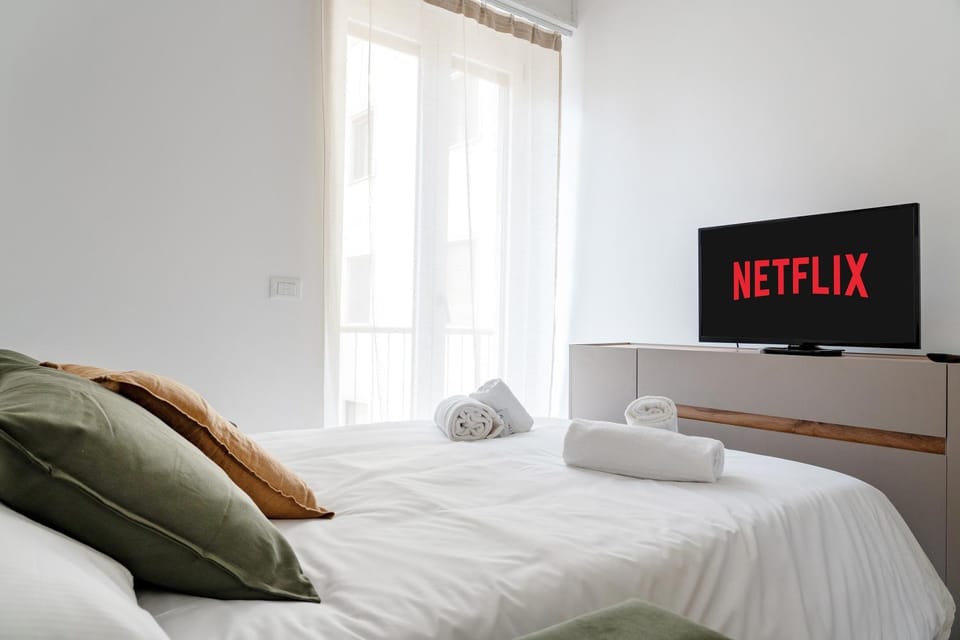 Communal lounge/ TV room, Bed, Bedroom