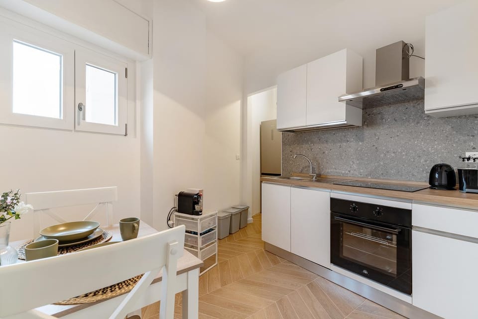 Coffee/tea facilities, Kitchen or kitchenette, Dining area, stove