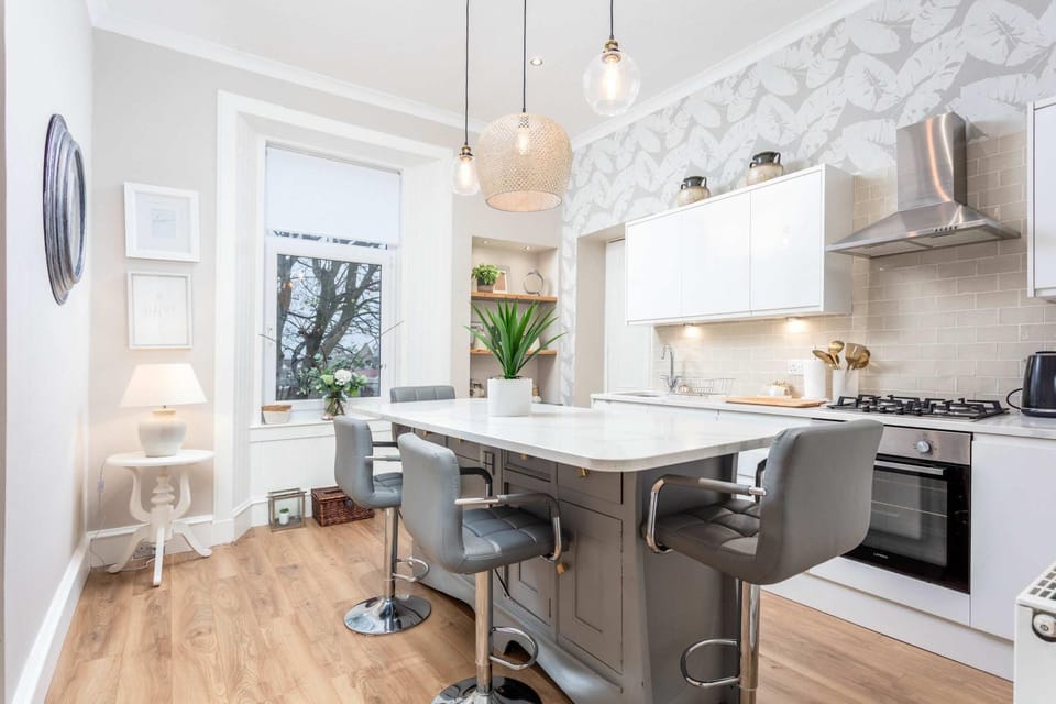 Kitchen or kitchenette, Dining area, oven, stove