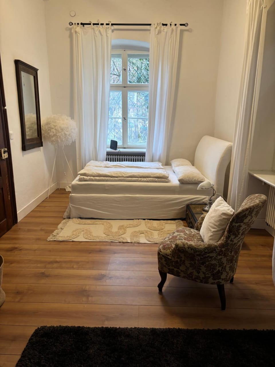 Bed, Photo of the whole room, Seating area, Bedroom