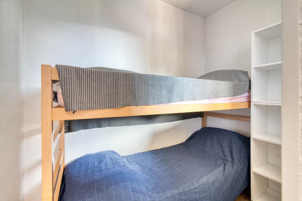 Bedroom, bunk bed