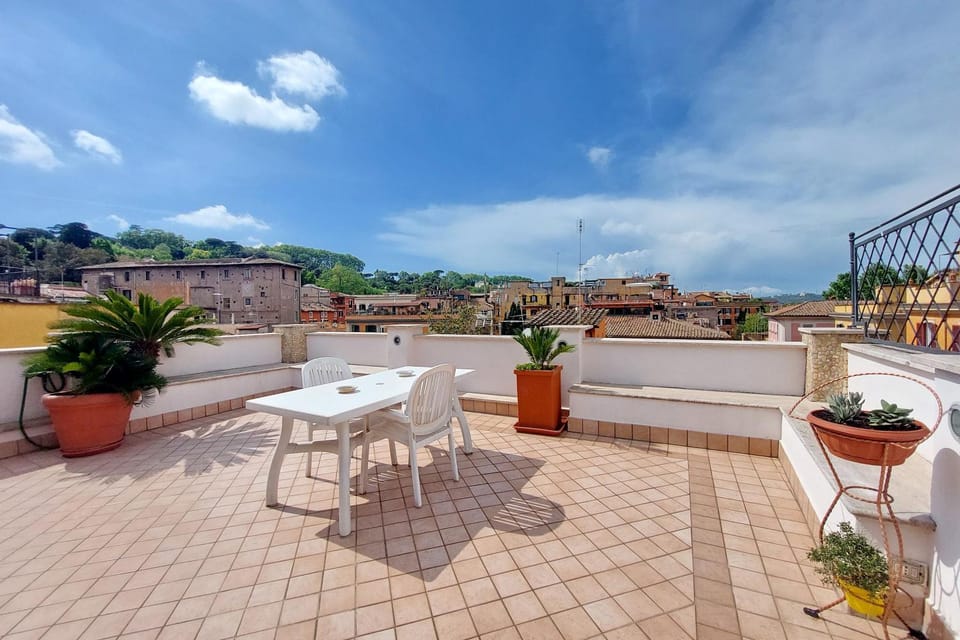 View (from property/room), Balcony/Terrace, Dining area, Street view