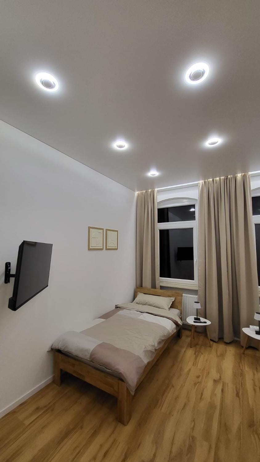 Bed, TV and multimedia, Photo of the whole room, Bedroom