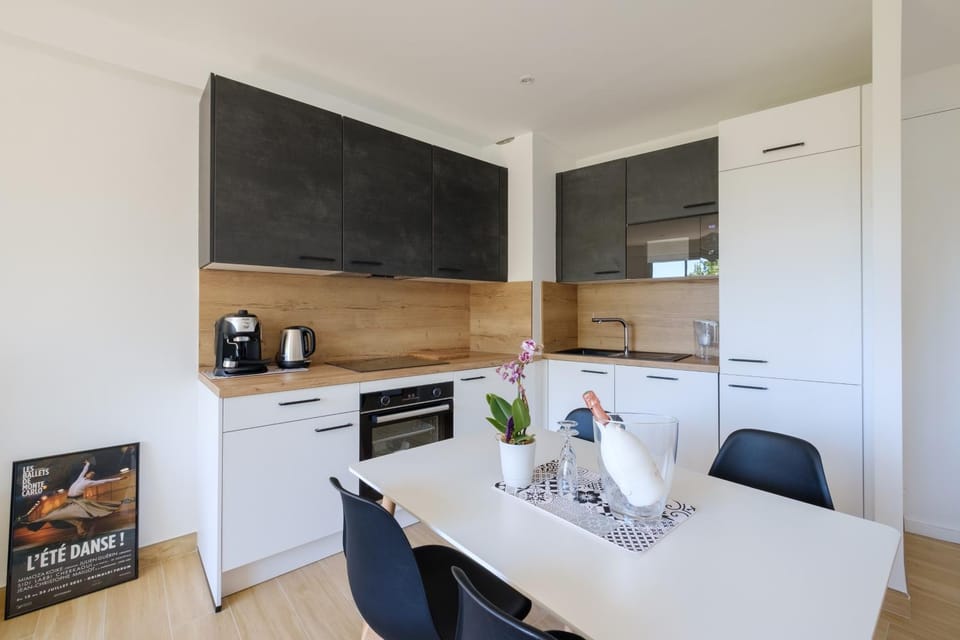 Coffee/tea facilities, Kitchen or kitchenette, Dining area, oven, stove