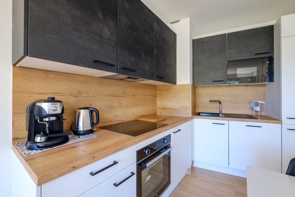 Coffee/tea facilities, Kitchen or kitchenette, dishwasher, oven, stove