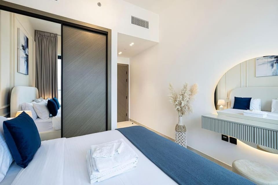Lux Apartment with huge private Lounge I Burj & Canal View Apartment in Dubai