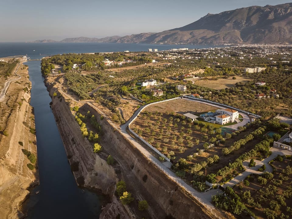 Nearby landmark, Day, Neighbourhood, Natural landscape, Bird's eye view, Mountain view