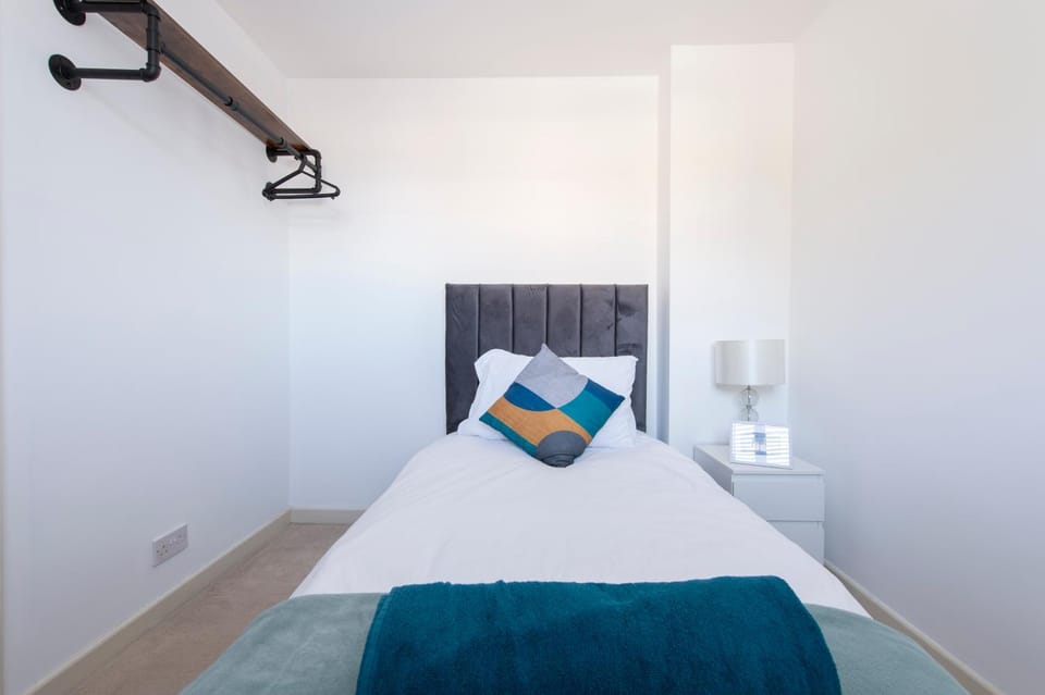 Bed, Photo of the whole room, Bedroom, towels