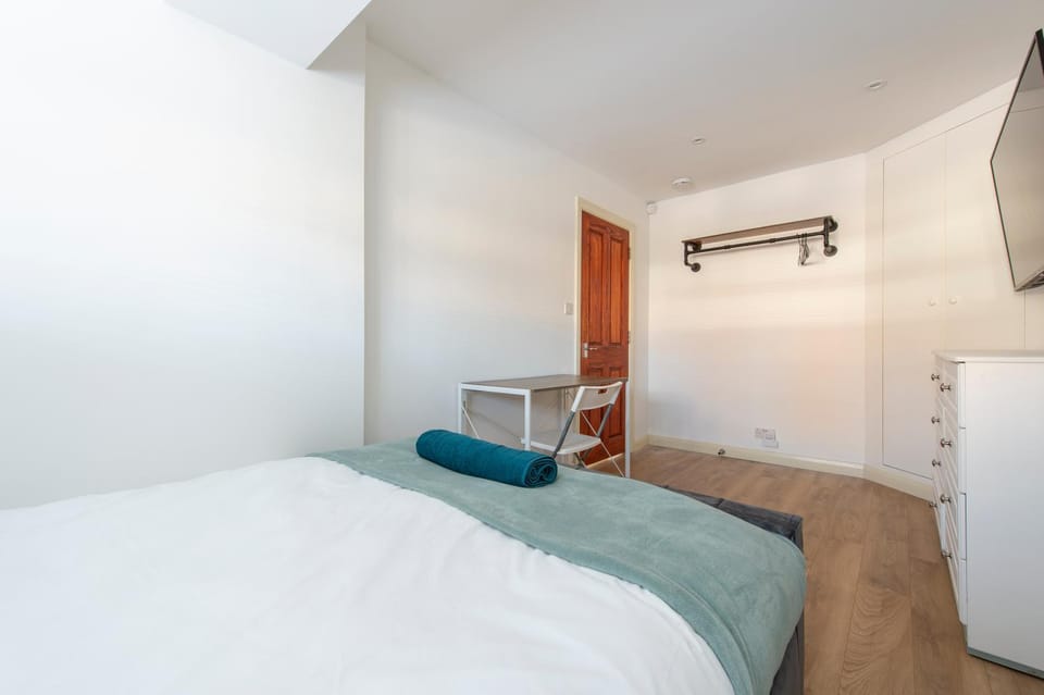 Bed, TV and multimedia, Photo of the whole room, Bedroom