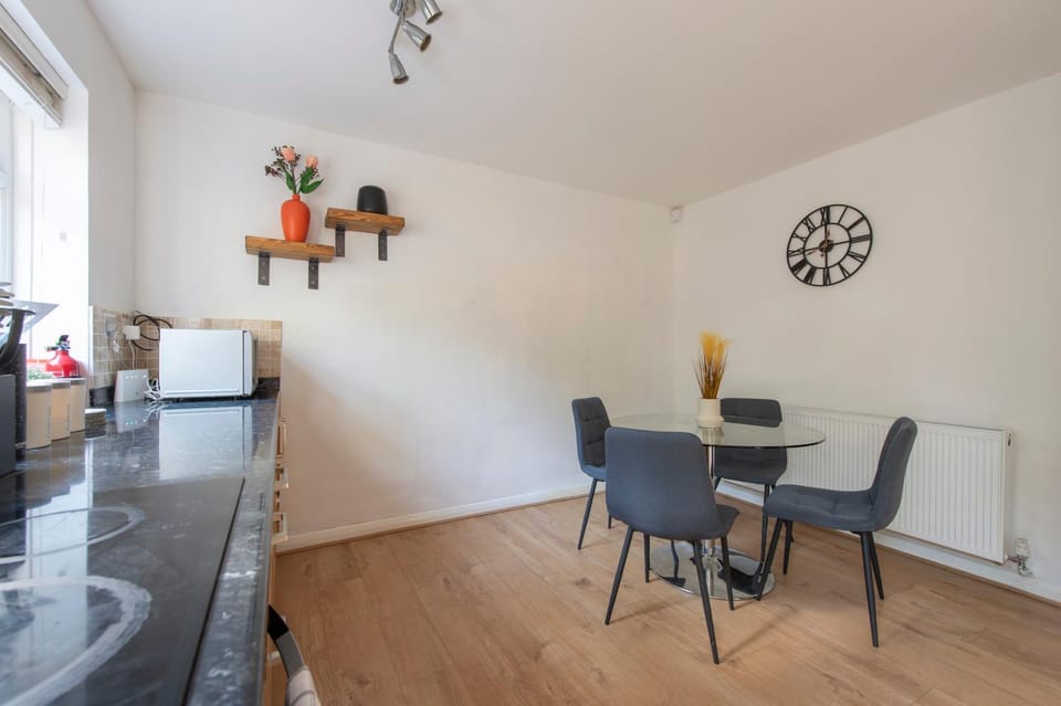 Kitchen or kitchenette, Seating area, Dining area