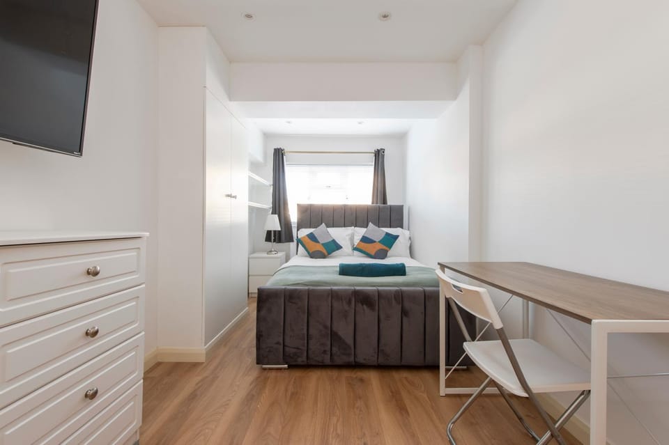Bed, TV and multimedia, Photo of the whole room, Seating area, Bedroom