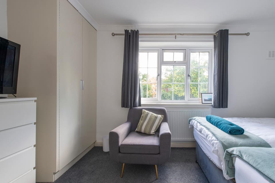 Bed, TV and multimedia, Photo of the whole room, Seating area, Bedroom