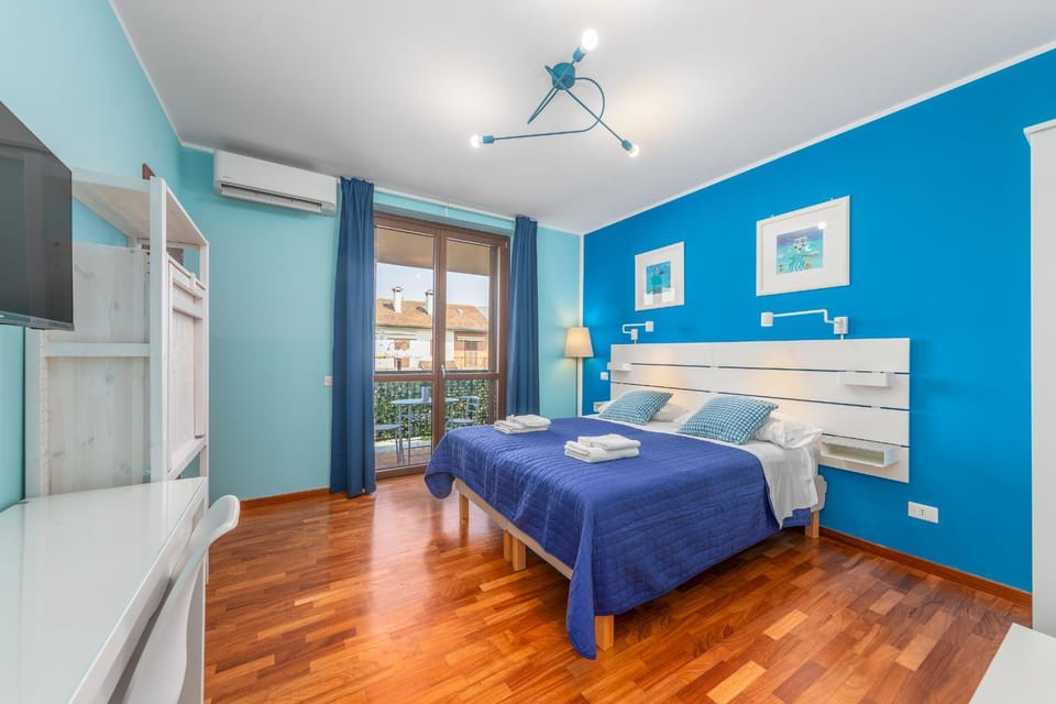 Bed, Bedroom, towels, air conditioner