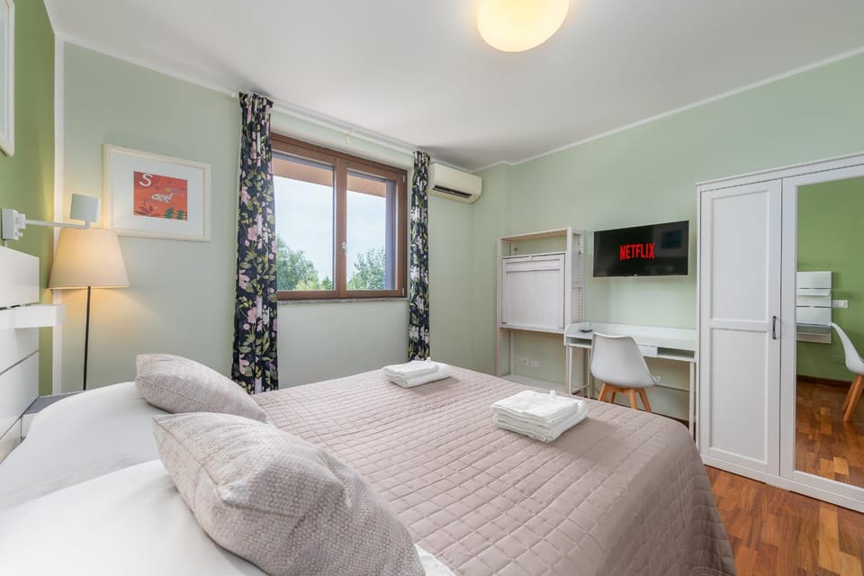 Bed, TV and multimedia, Bedroom, towels