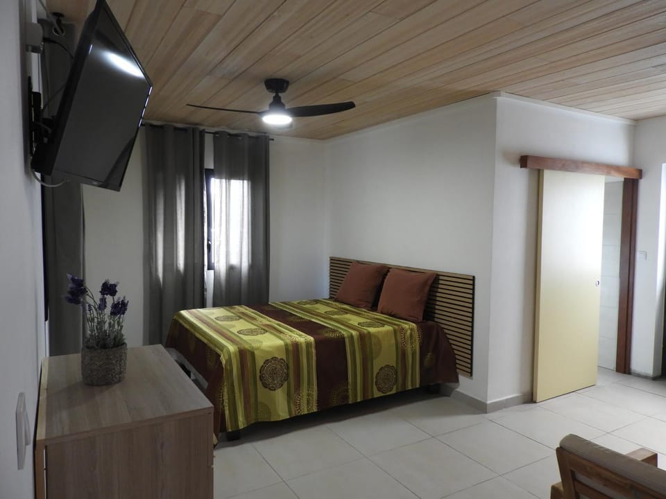 Bed, TV and multimedia, Bedroom