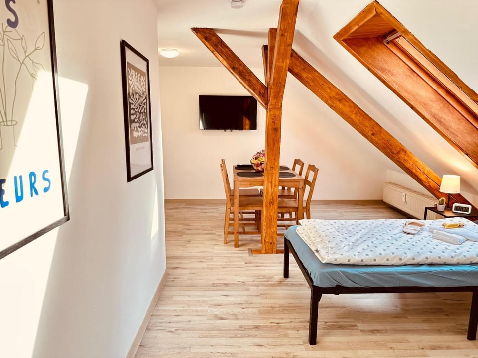 Communal lounge/ TV room, Bed, TV and multimedia, Living room, Photo of the whole room, Seating area, Dining area, Evening entertainment, Bedroom