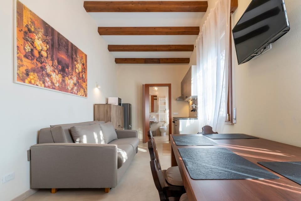 TV and multimedia, Photo of the whole room, Bedroom, cot, air conditioner