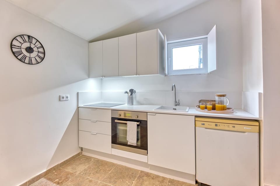 Kitchen or kitchenette, oven, stove
