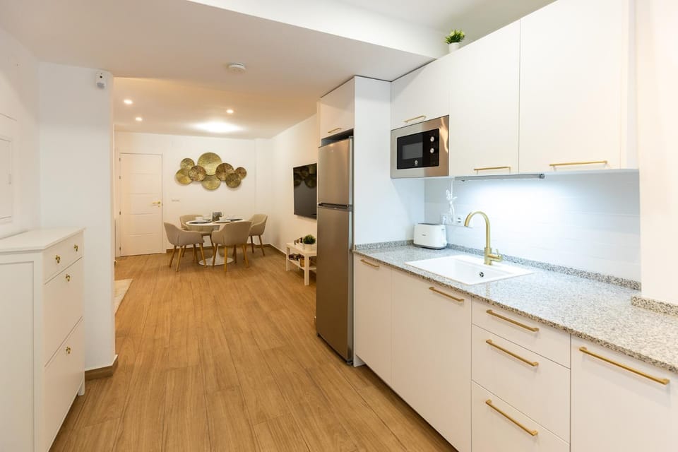 Coffee/tea facilities, Kitchen or kitchenette, Dining area, oven, toaster