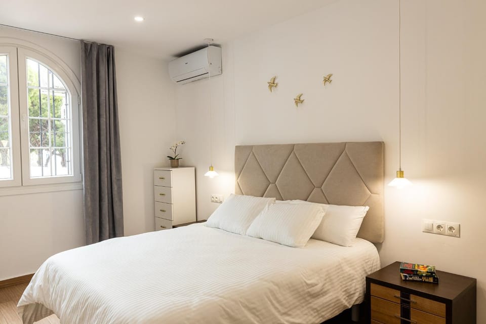 Bedroom, wardrobe, air conditioner