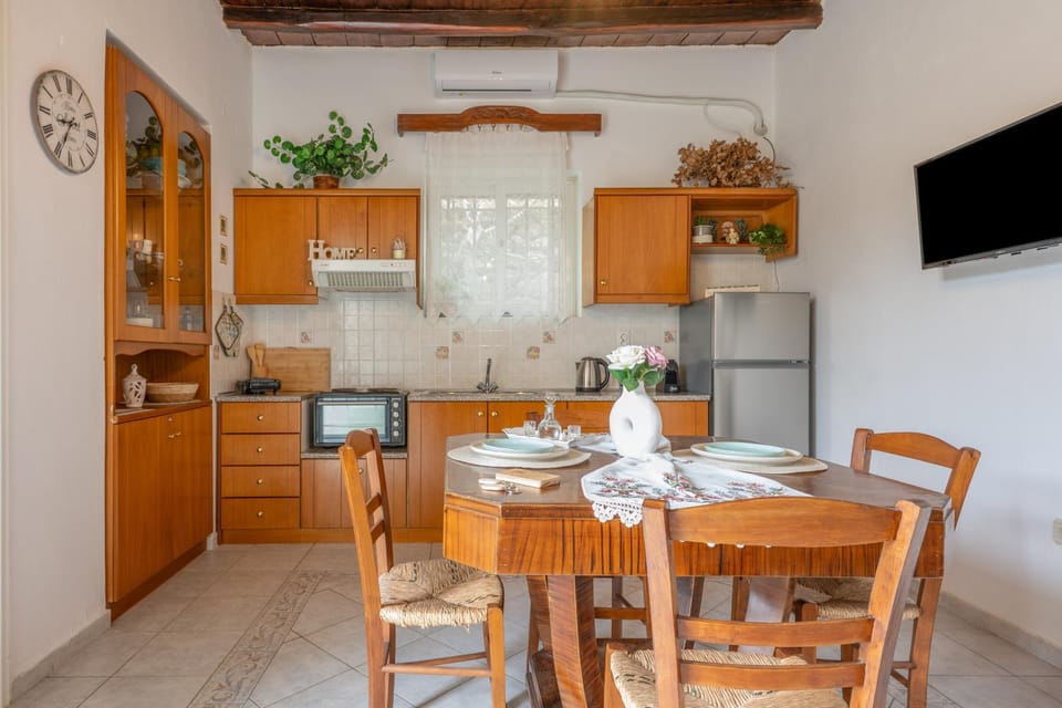 Property building, Kitchen or kitchenette, Living room