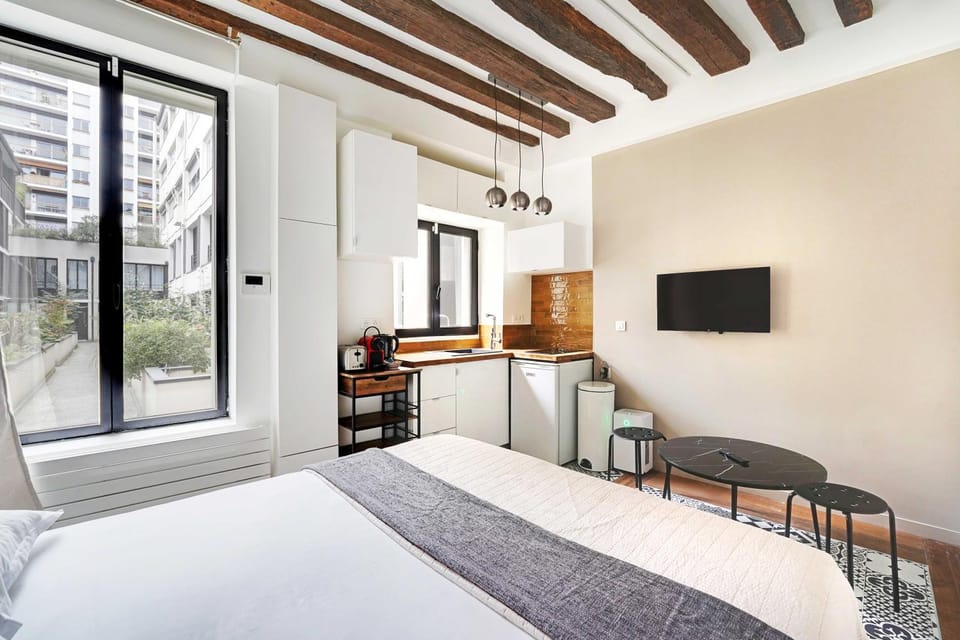 Bed, TV and multimedia, Kitchen or kitchenette, Dining area, Bedroom