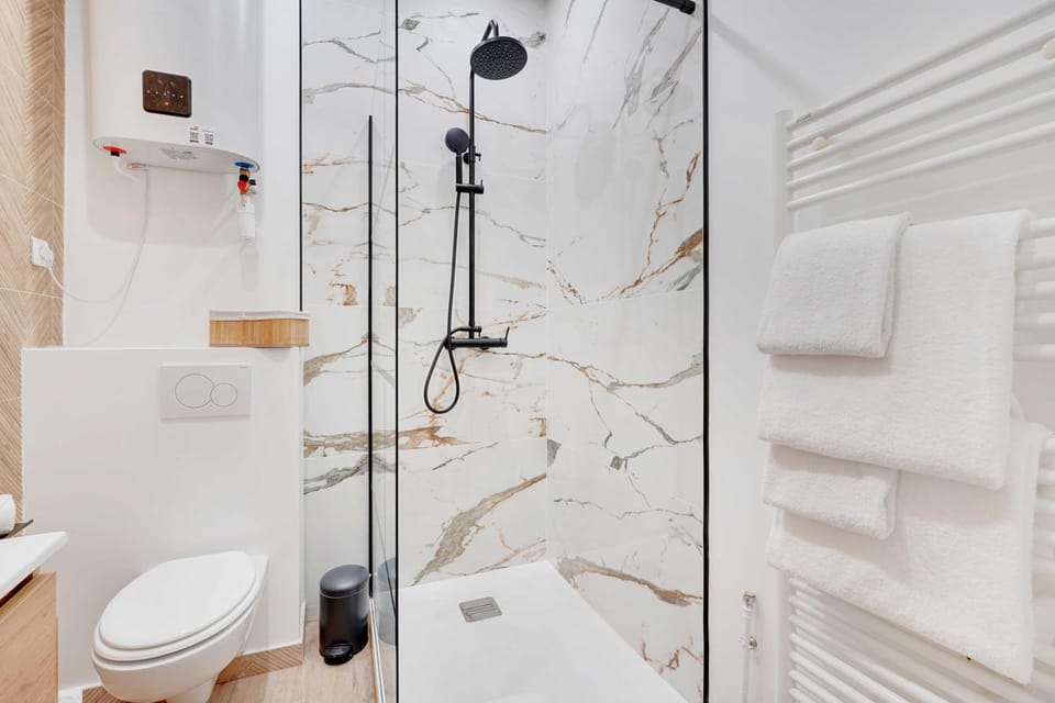 Shower, Toilet, Bathroom, towels