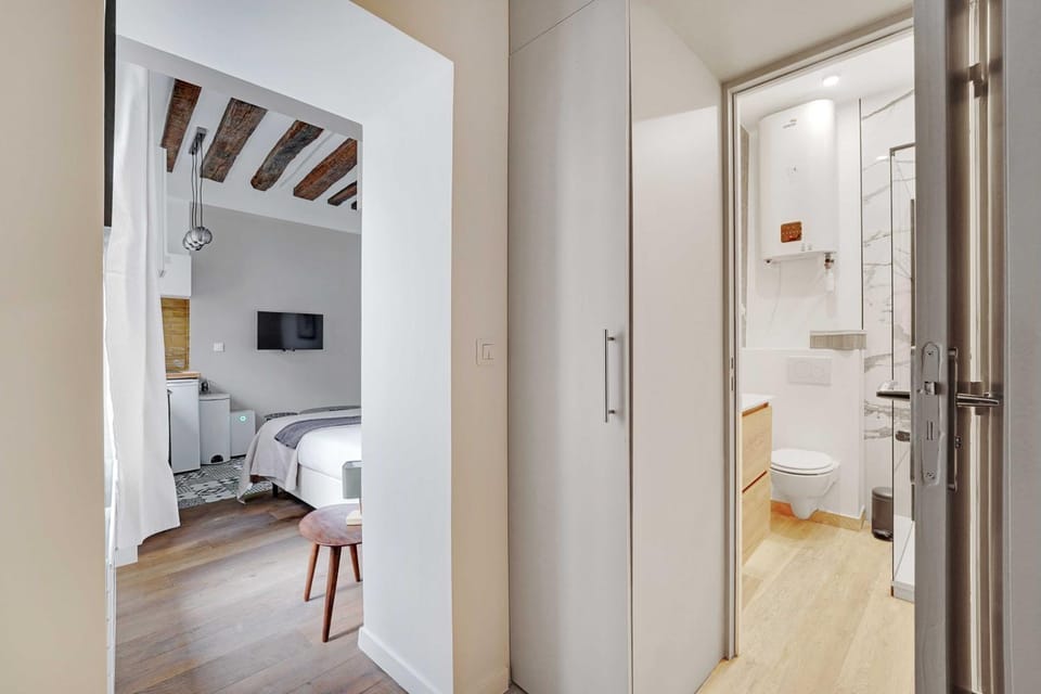 Toilet, Bed, Bathroom, TV and multimedia, Bedroom