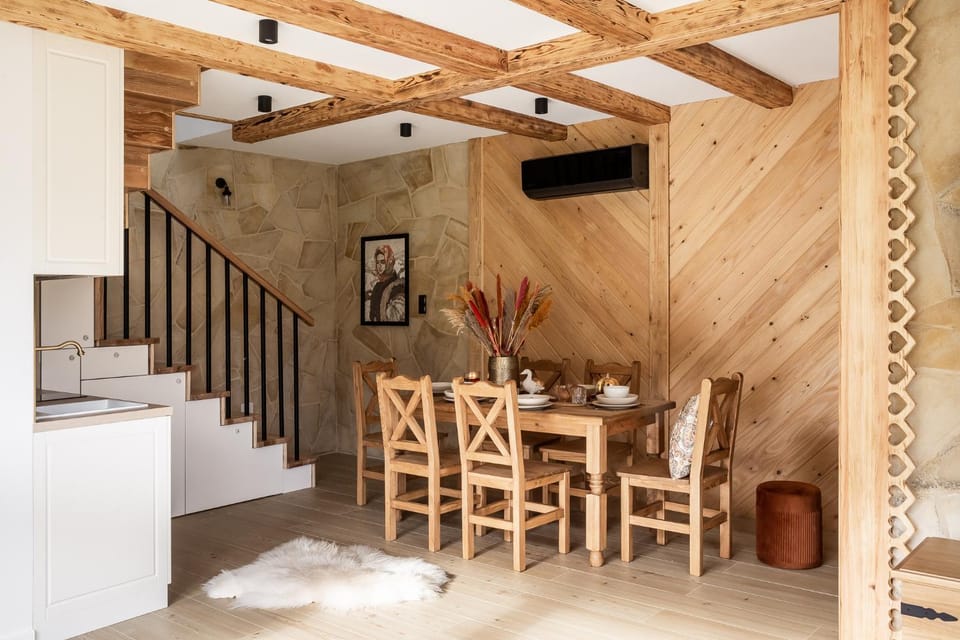 Kitchen or kitchenette, Dining area