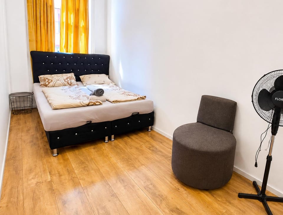 Bed, Photo of the whole room, Seating area, Bedroom, fireplace