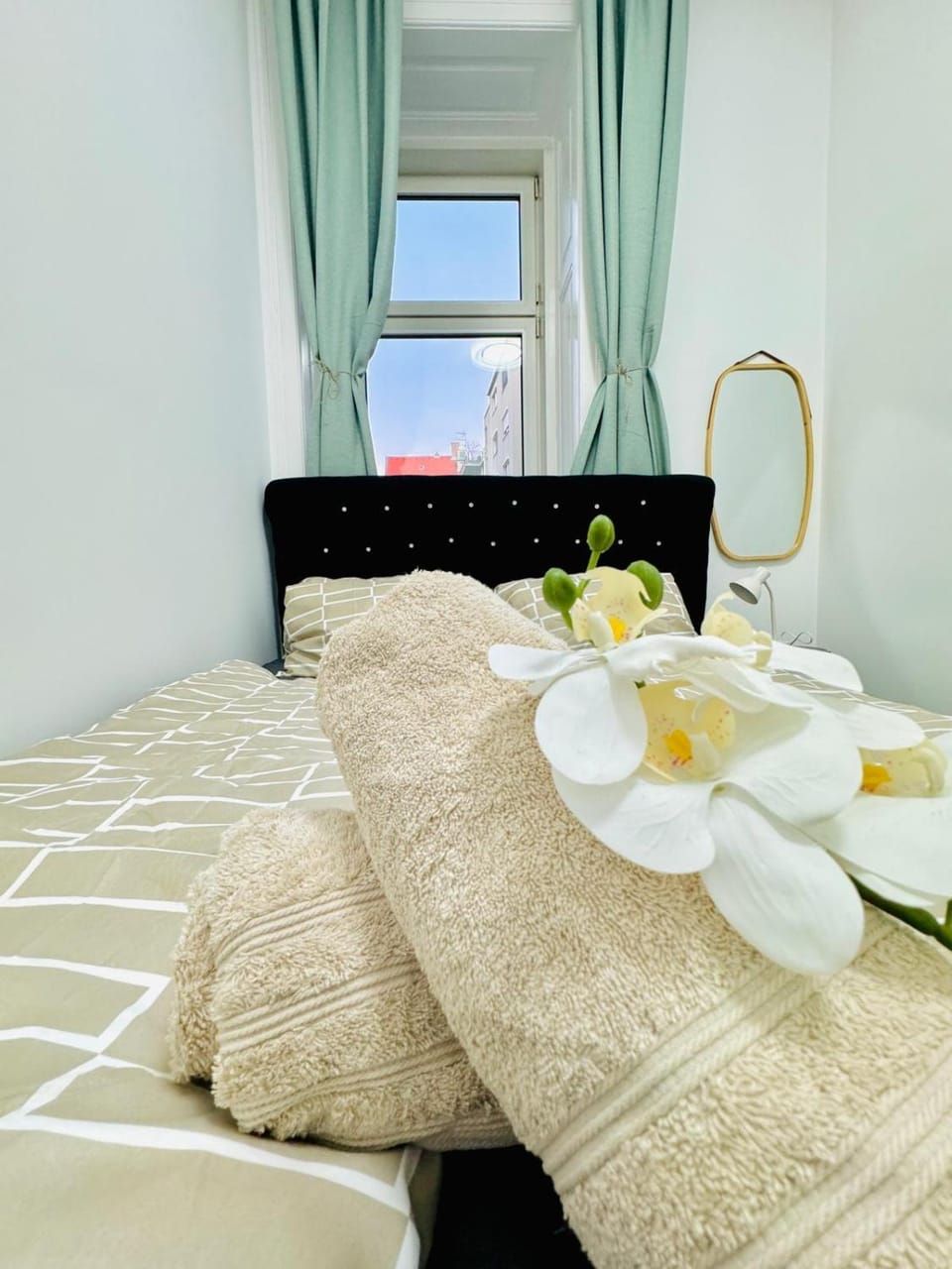 Property building, Bed, Bedroom