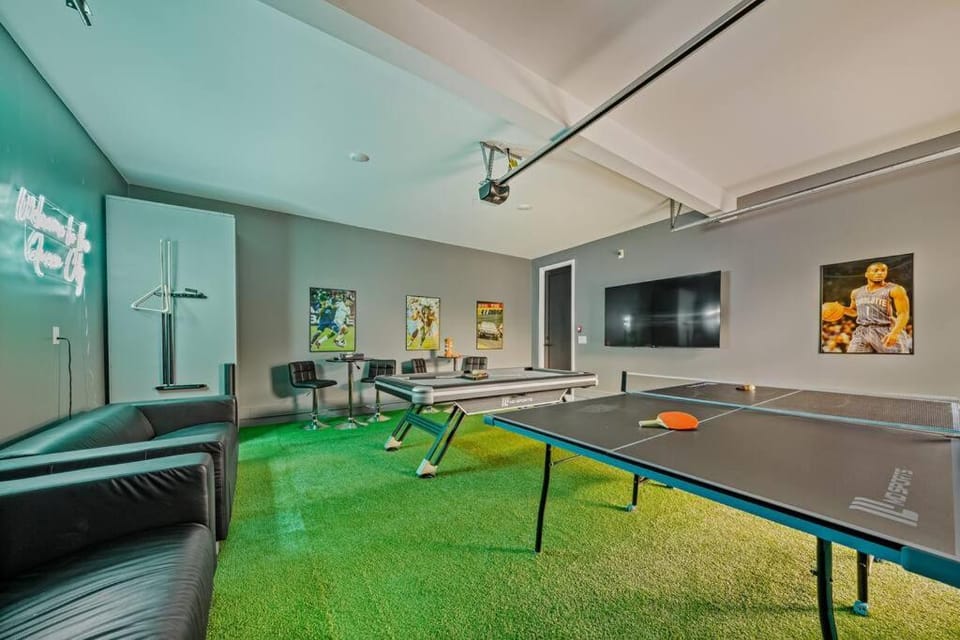 Communal lounge/ TV room, Game Room, TV and multimedia, Seating area, Evening entertainment