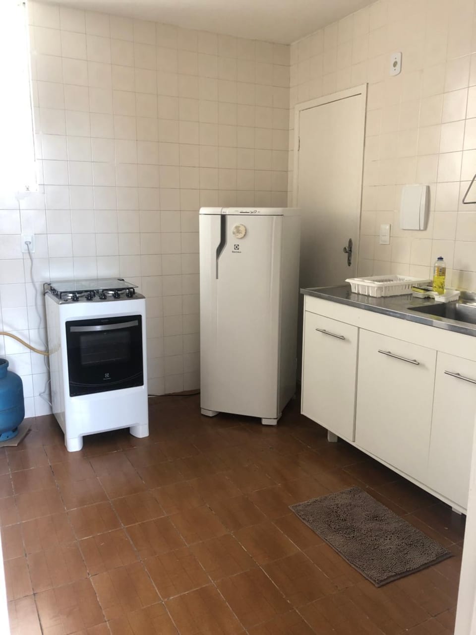 Kitchen or kitchenette, minibar, stove