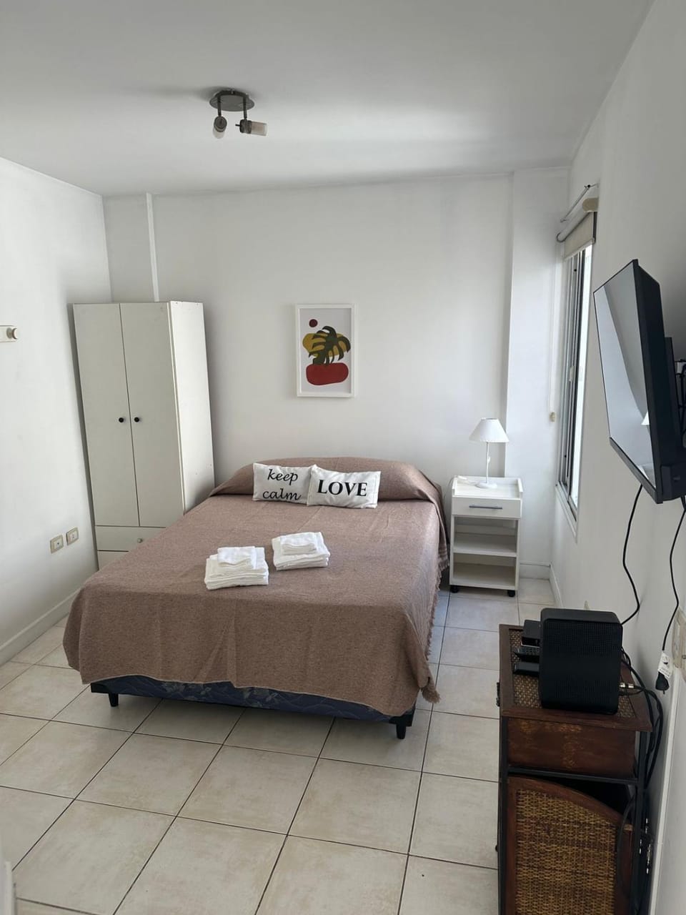 Bed, TV and multimedia, Photo of the whole room, Bedroom, towels, wardrobe