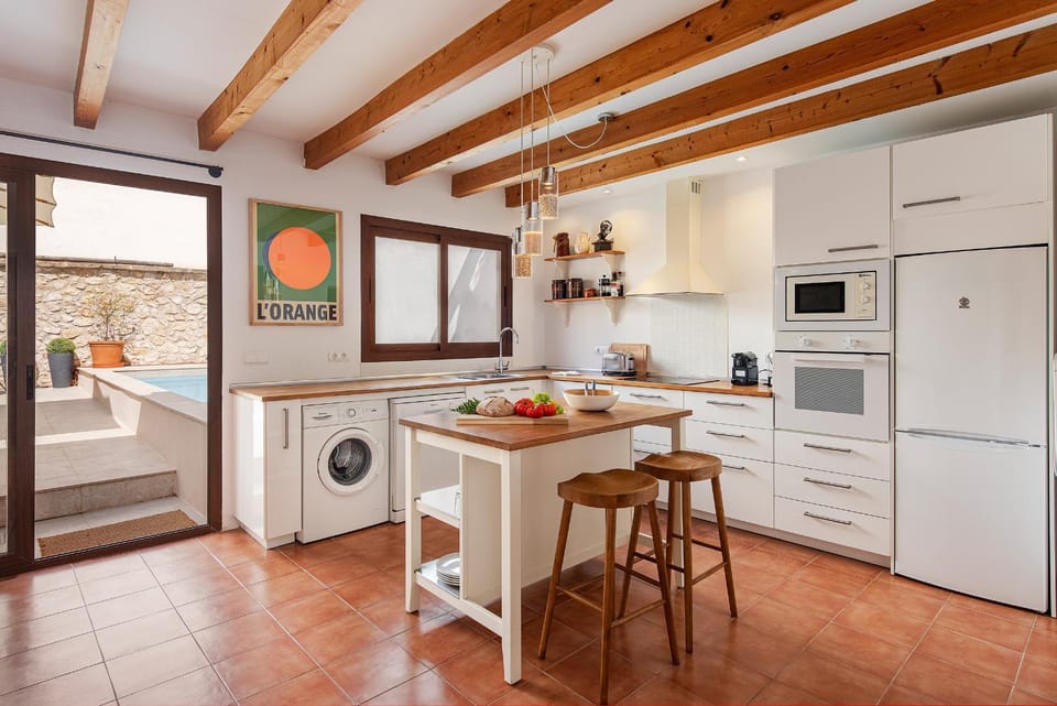 Kitchen or kitchenette, Seating area, Dining area, dishwasher, oven, stove, toaster, washing machine, air conditioner