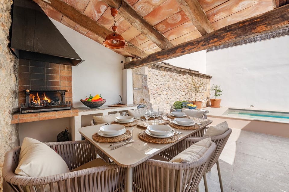 Seating area, Dining area, Swimming pool