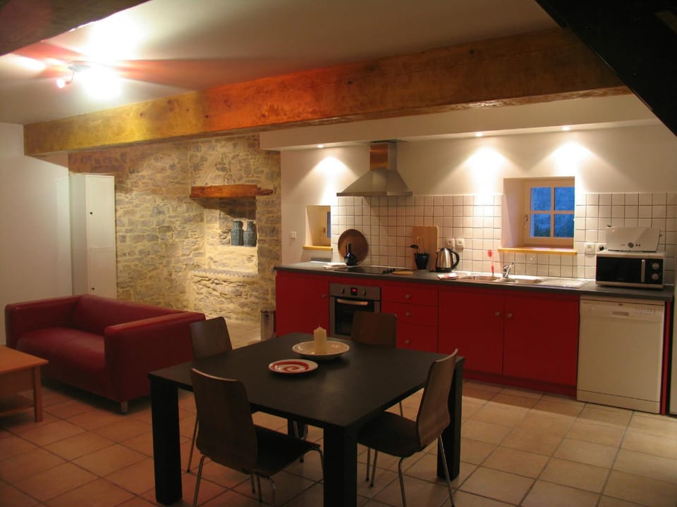 Kitchen or kitchenette, Dining area